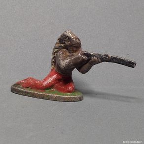Juguetes antiguos: Indio de rodillas tirando con rifle, serie Far West. Quiralu, años 50